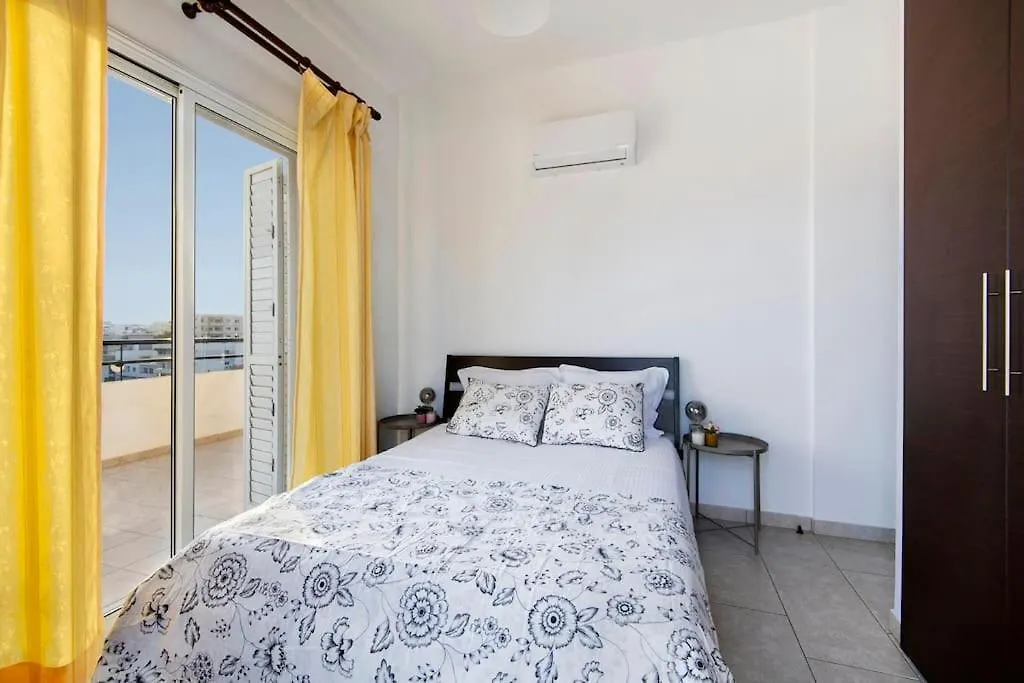 City Center Top Floor Big Balcony 2Br Close To The Beach Larnaca Appartement